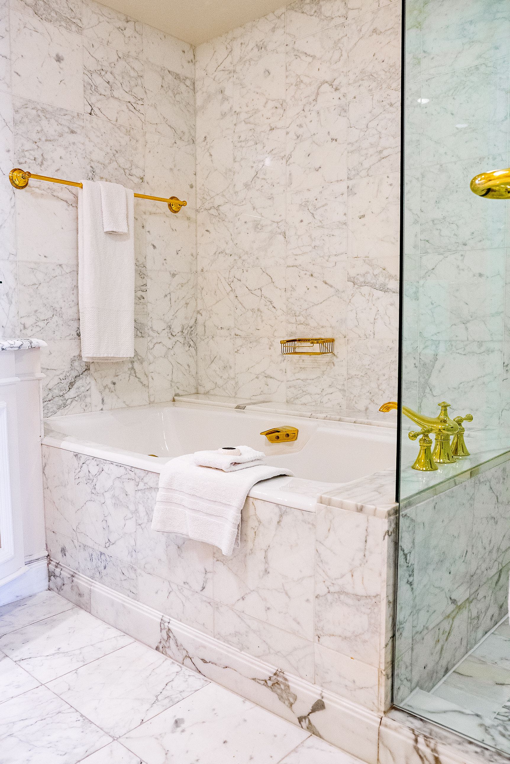 Executive Suites bathtub