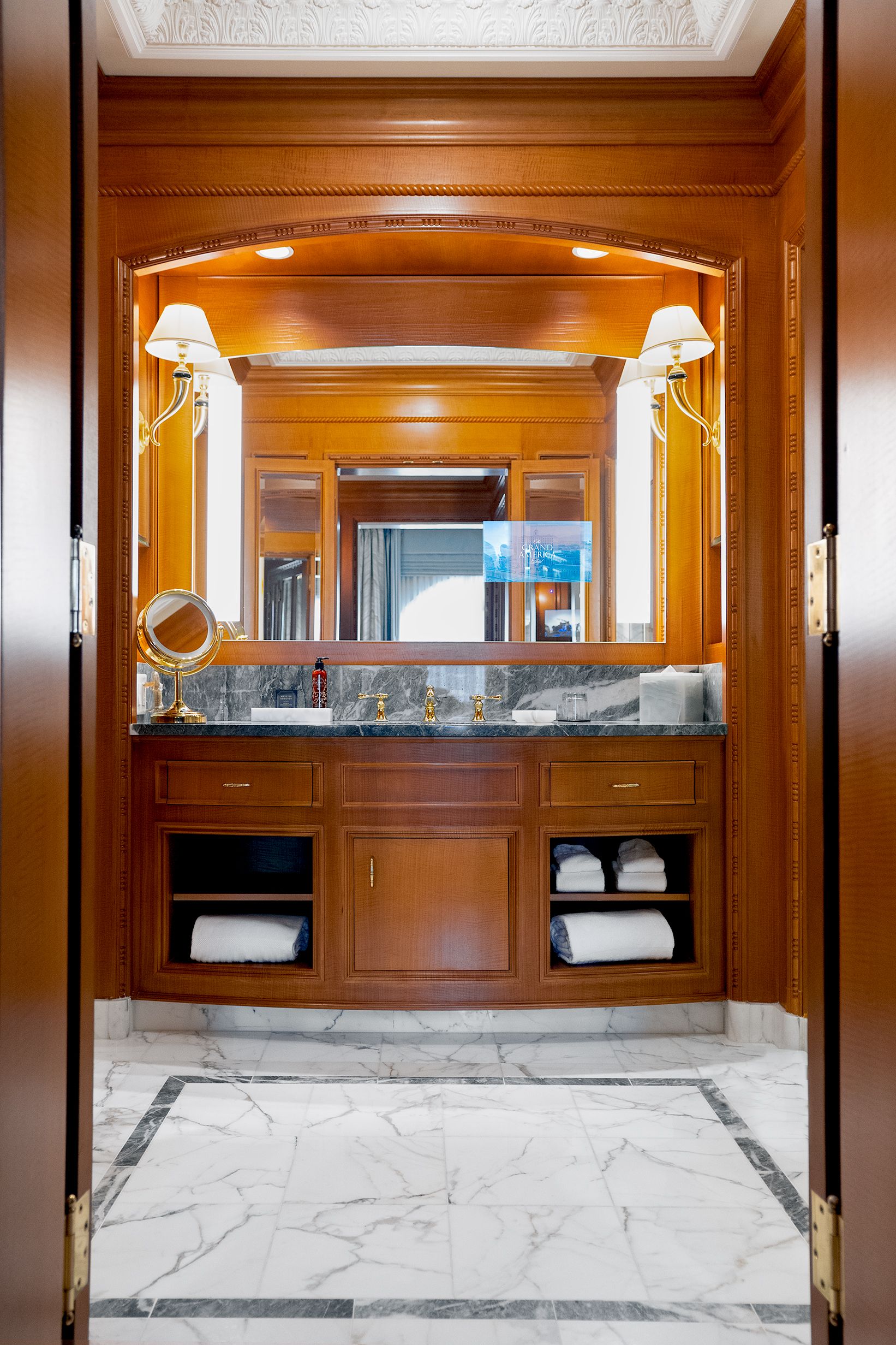 Guest bathroom in the Presidential Suite